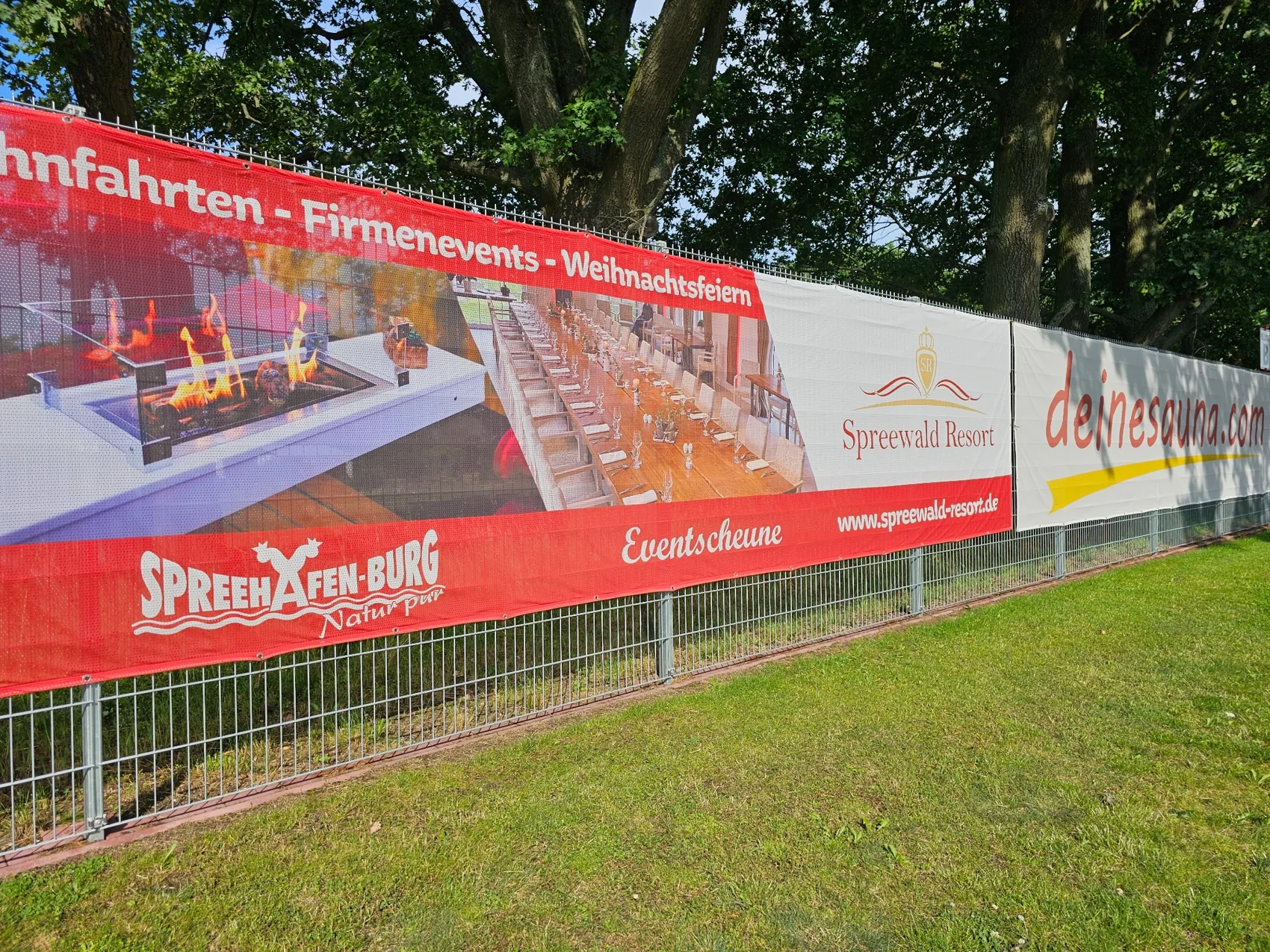 Großformatige Zaunwerbung für das Spreewald-Resort